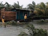 Pobladores revisan las condiciones de sus viviendas tras las fuertes lluvias provocadas por el huracán "Eta".