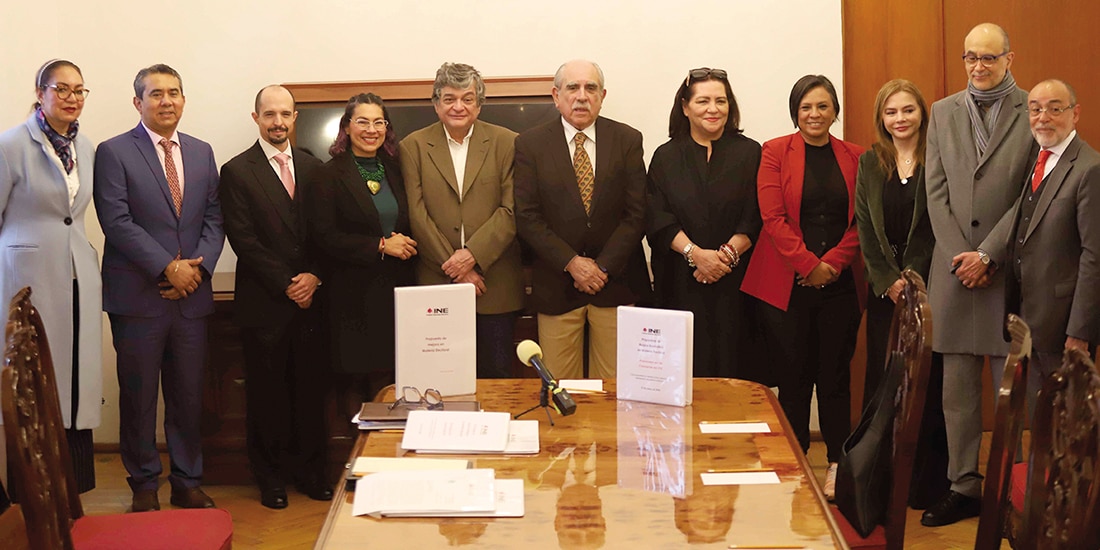 Pablo Gómez (c.) acompañado de las consejeras y consejeros del INE, en la entrega de propuesta de Reforma el 12 de enero.