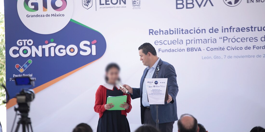 El gobernador de la entidad, durante la entrega de los planteles rehabilitados, la tarde de ayer.