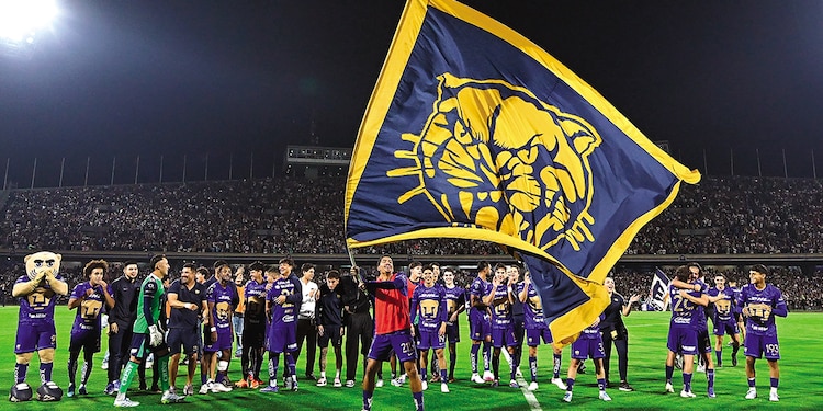 Futbolistas de los Pumas celebran el pase a la siguiente ronda, ayer, en CU.