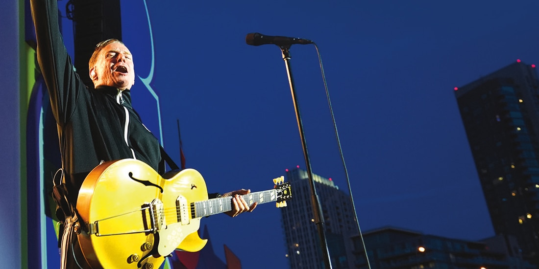 BRYAM ADAMS, ayer durante el show en Toronto