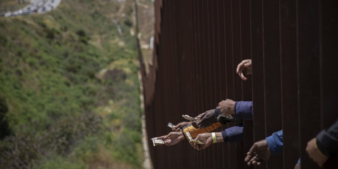 Hombres son Separados de las Familias Migrantes.
