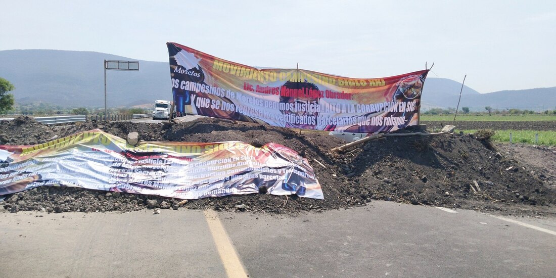 Con montones de tierra, los inconformes impidieron el tránsito vehicular a 500 metros de la Autopista del Sol, ayer.