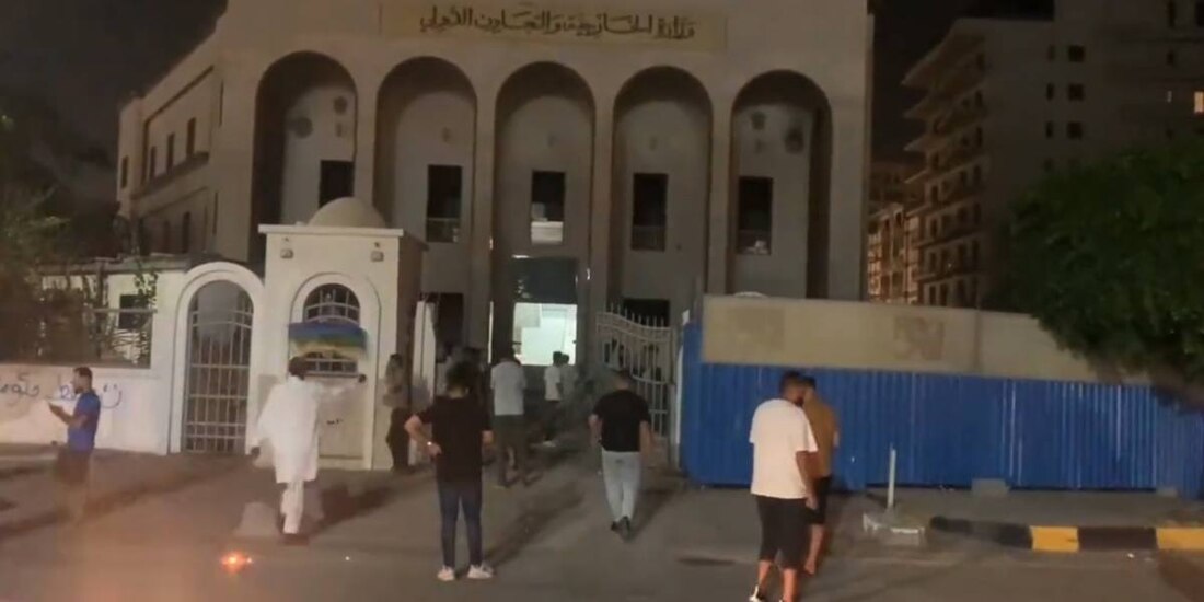 Incendian casa del primer ministro libio e irrumpen en el Ministerio de Exteriores en Trípoli.