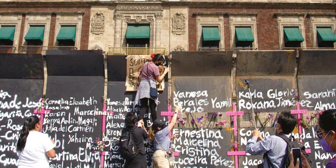 Mujeres colocaron ayer flores, cruces rosas, moños morados, veladoras y nombres de víctimas de feminicidio en las vallas colocadas alrededor de Palacio Nacional.