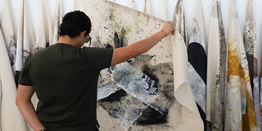 Un visitante, ayer durante el último día de la feria de arte.