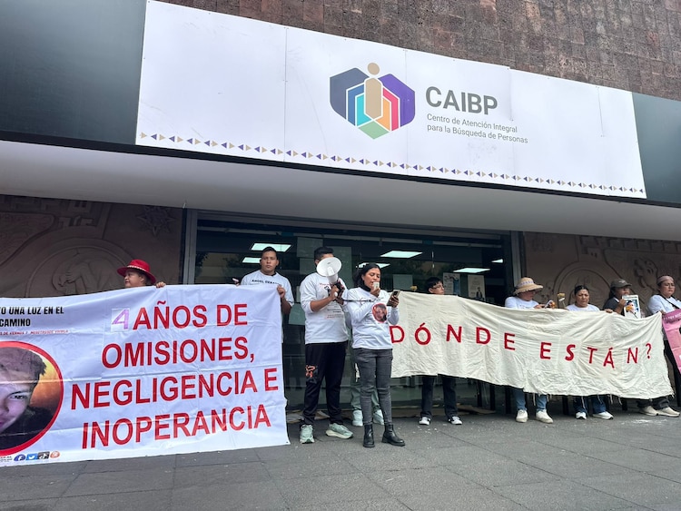 Familiares de personas desaparecidas durante una protesta en el CAIBP, el 23 de junio de 2026.