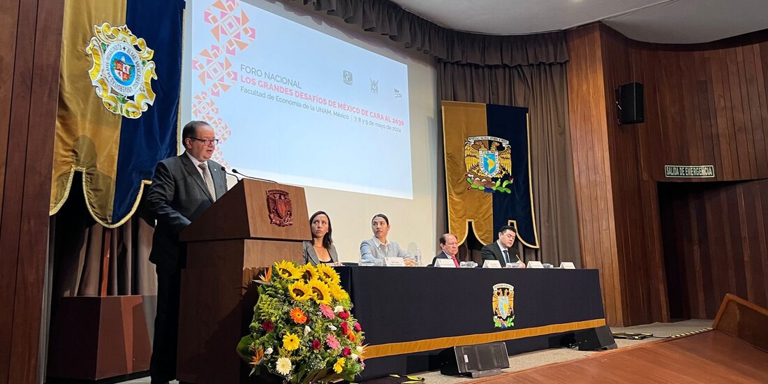 El rector de la UNAM, Leonardo Lomelí, al presidir el foro, ayer.