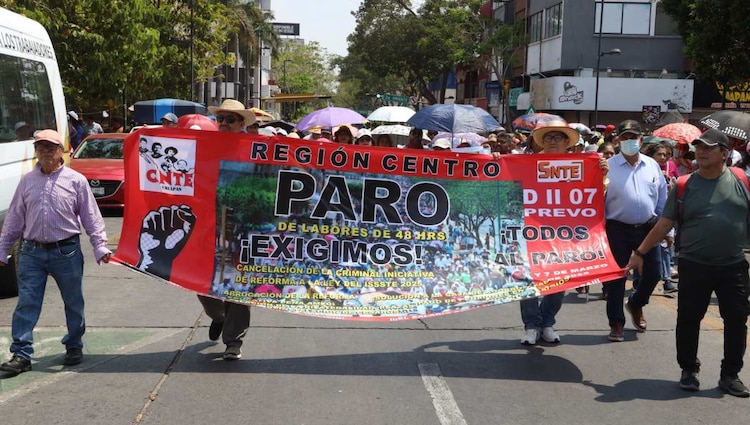 CNTE realiza paro nacional para protestar contra ley del ISSSTE.