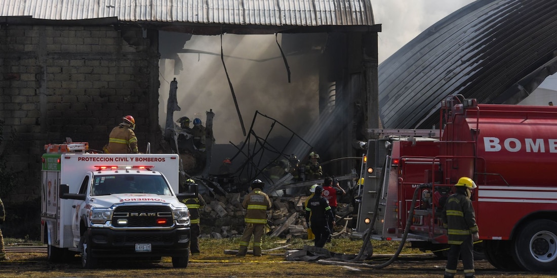 Aspecto de elementos de seguridad trabajando en el lugar del desplome de avión, en el Estado de México.