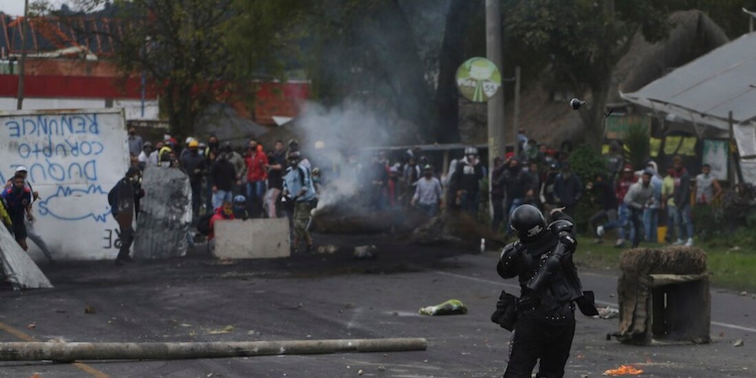 Un policía arroja gas lacrimógeno contra opositores al gobierno, ayer, en la ciudad de Gachancipa.
