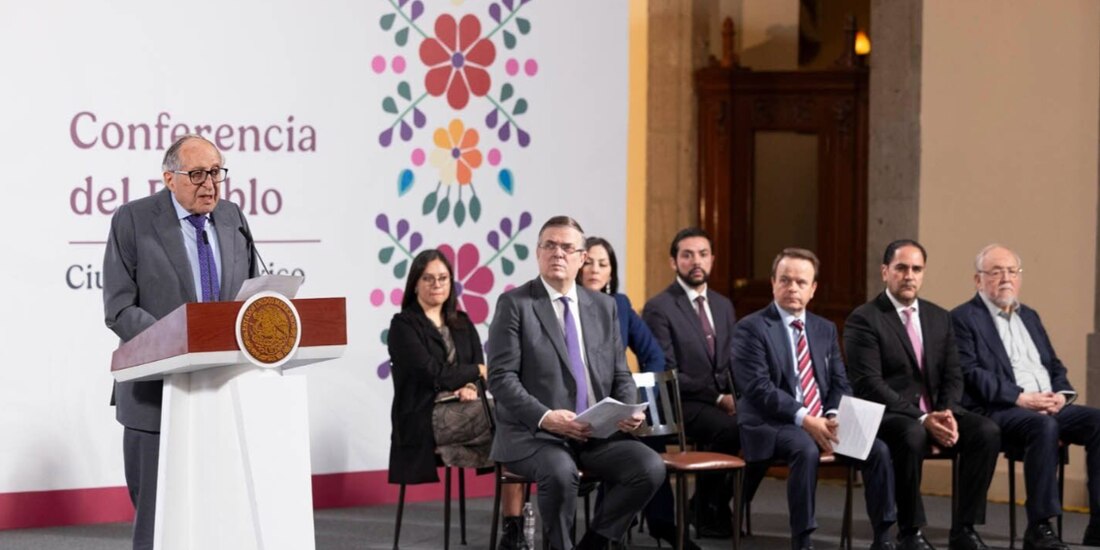 El secretario de Salud, ayer, en su exposición en la conferencia en el Salón Tesorería.
