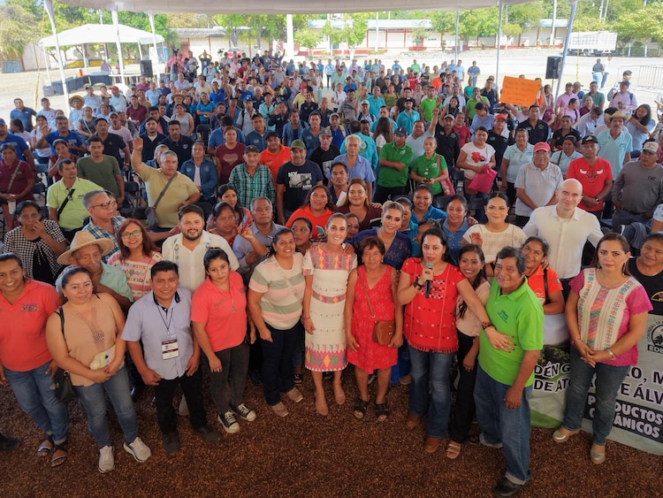 Al centro, la Presidenta Claudia Sheinbaum durante su visita a Guerrero.