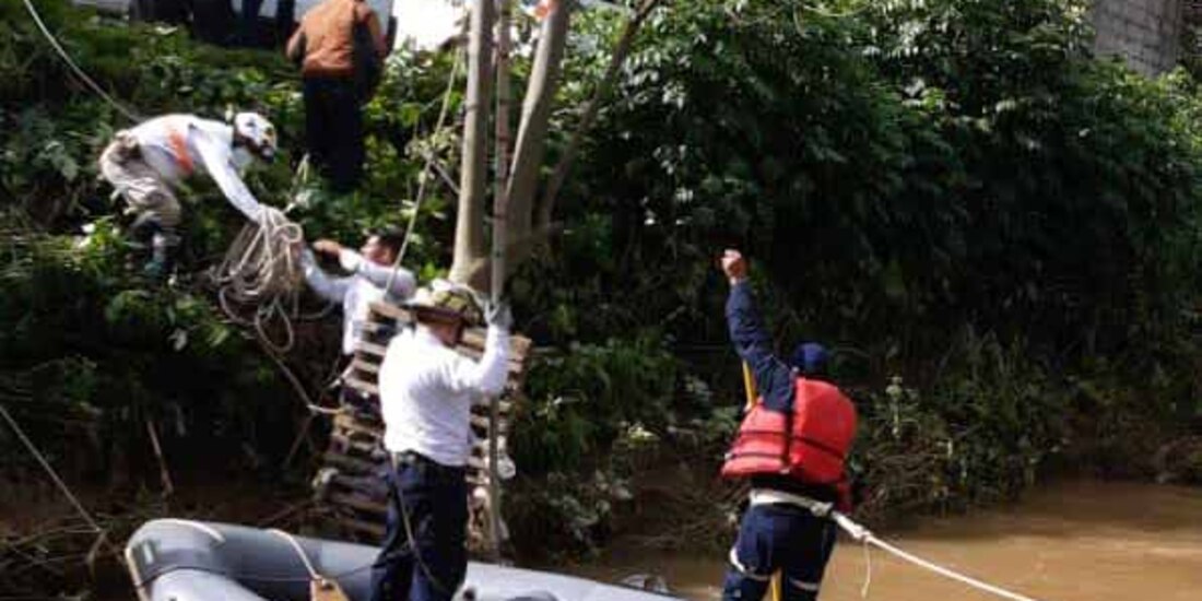 Con lanchas inflables y equipo especial siguen rastro de la pequeña.