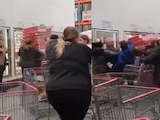 Así le arrebataron sus roscas de Costco a una clienta.