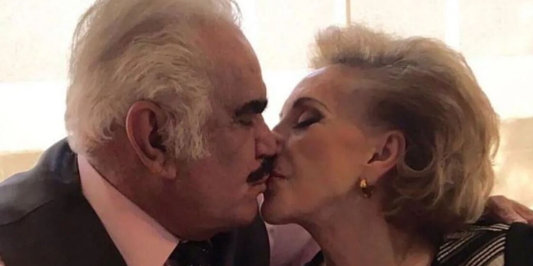 Captan a Cuquita Abarca acariciando la escultura hiperrealista de Vicente Fernández (VIDEO)