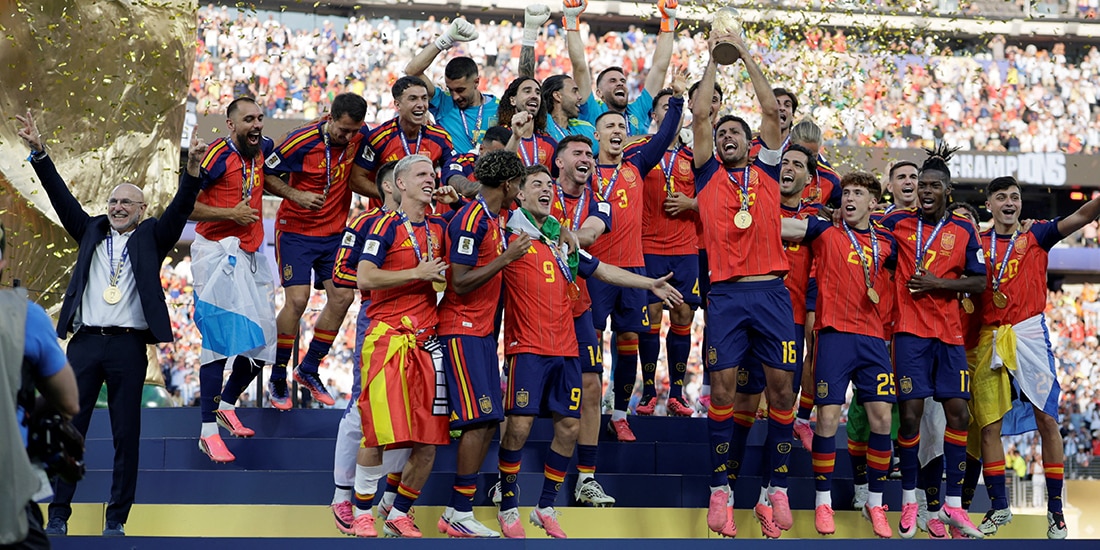 LA ROJA levanta la Copa del Mundo, ayer