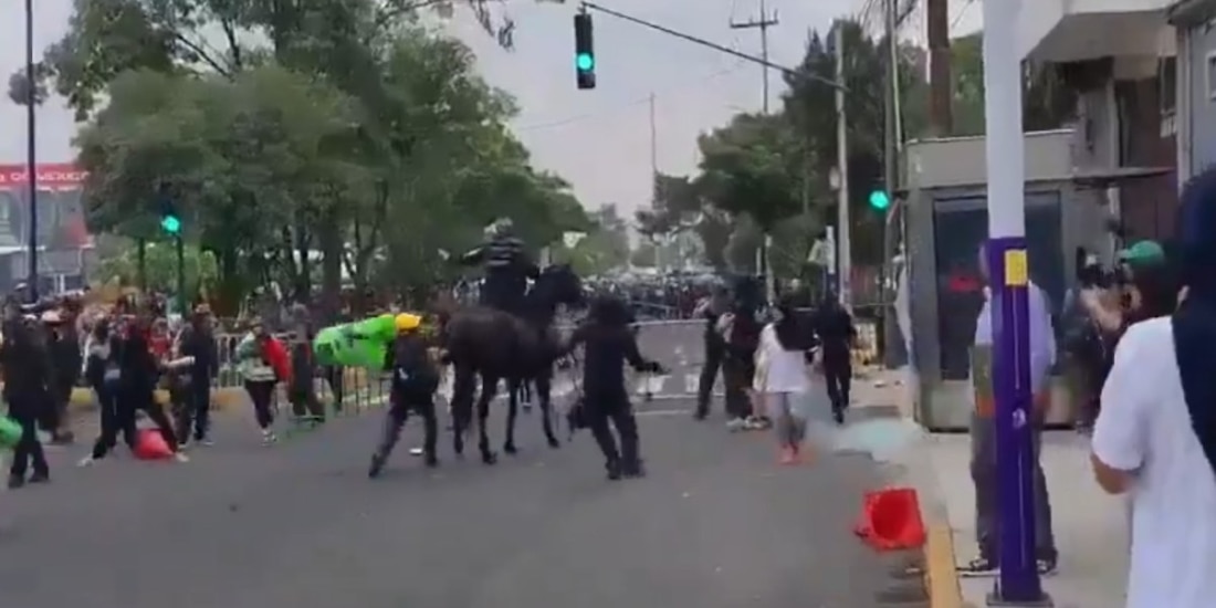Policías de la SSC utilizaron escudos para protegerse de los proyectiles lanzados por manifestantes en el puente hacia el Estadio Ciudad de México.