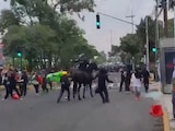 Policías de la SSC utilizaron escudos para protegerse de los proyectiles lanzados por manifestantes en el puente hacia el Estadio Ciudad de México.