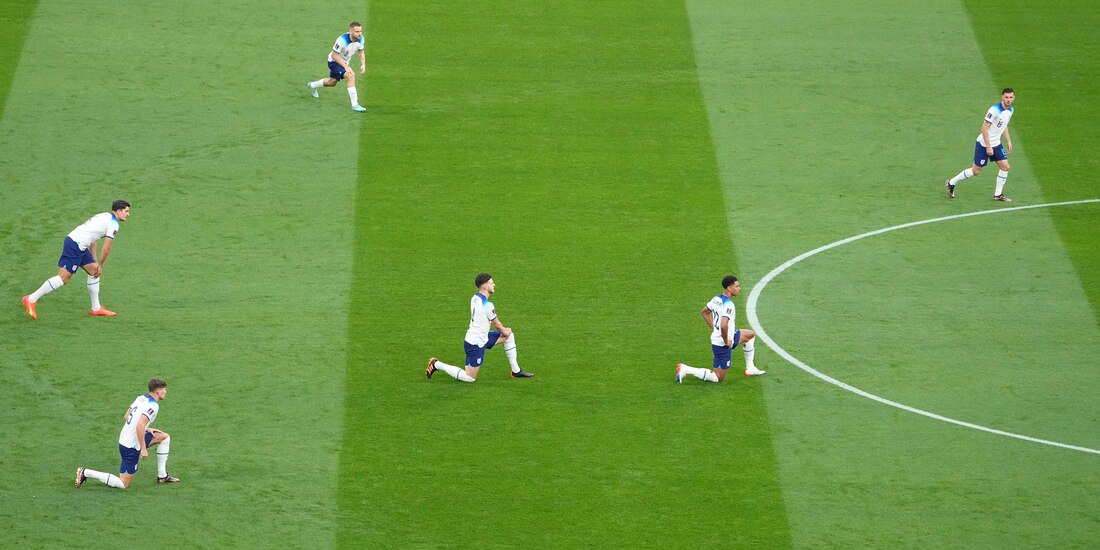 Jugadores de Inglaterra se arrodillan a modo de protesta en la Copa del Mundo Qatar 2022.