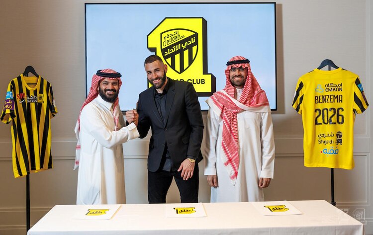 Karim Benzema llega de manera oficial al Al-Ittihad.