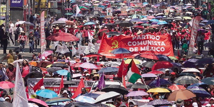 Representaciones de la CNTE de varios estados se congregaron en el Zócalo, ayer