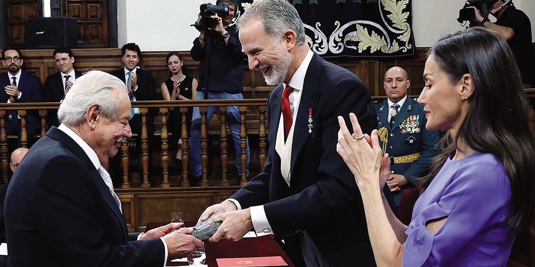 Gonzalo Celorio al aceptar, ayer, el reconocimiento de manos de los reyes de España.