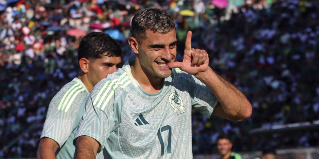 Germán Berterame festeja el gol con el que México superó a Bolivia 1-0 en Santa Cruz de la Sierra.