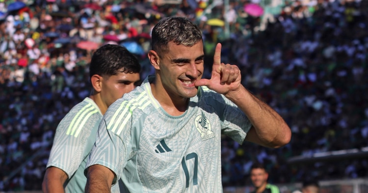 Germán Berterame festeja el gol con el que México superó a Bolivia 1-0 en Santa Cruz de la Sierra.