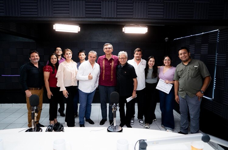 Al centro, el gobernador Américo Villarreal durante el programa "Diálogos con Américo".