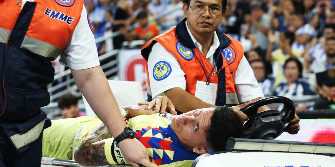 Brian Rodríguez sale en camilla tras la lesión que sufrió en el Monterrey vs América.