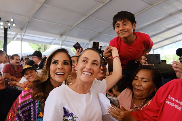 Ciudadanos de Quintana Roo celebran la entrega de escrituras y la liberación de sus hipotecas por parte de las autoridades federales.
