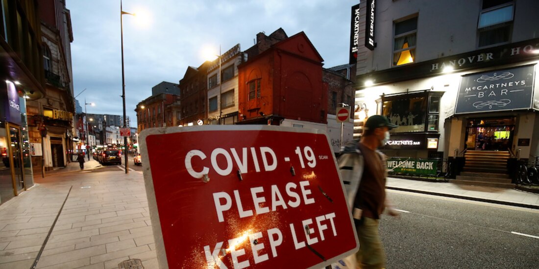 Un hombre pasa junto a una señalización en Liverpool, Reino Unido, ayer.