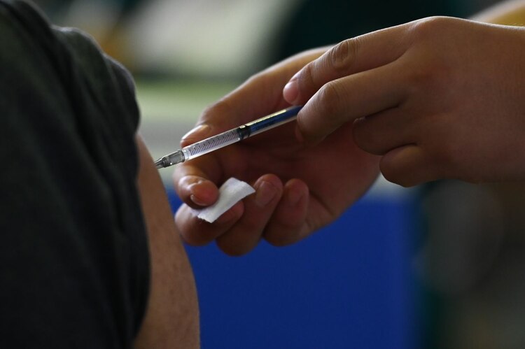 Aunque la vacunación contra el Covid-19 (en la imagen, el domingo, en Iztacalco) se ha convertido en una prioridad para todos los gobiernos del mundo, el resto del esquema básico de vacunación también es una necesidad, sobre todo para los menores.