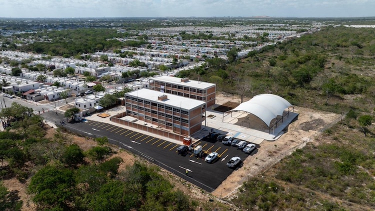 El nuevo centro educativo cuenta con dos edificios de tres niveles y laboratorios diseñados para albergar a más de mil estudiantes.