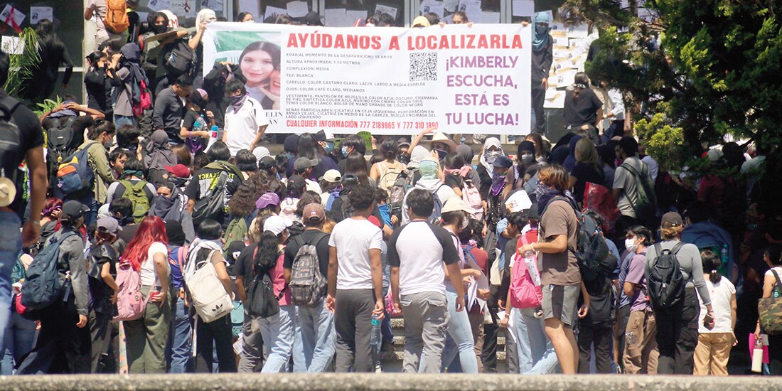 ESTUDIANTES de la UAEM, ayer al tomar la rectoría como medida de protesta.