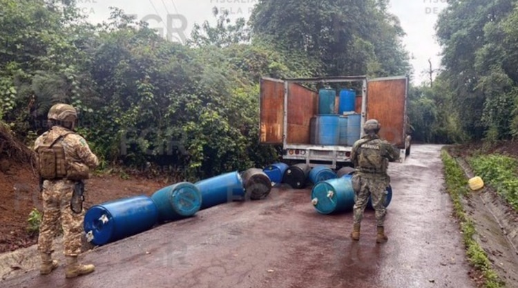 Hidrocarburo asegurado en Arteaga, Michoacán.