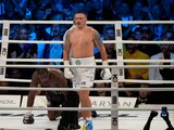 Oleksandr Usyk, de Ucrania, noqueó al británico Daniel Dubois en pelea por campeonatos de peso pesado.