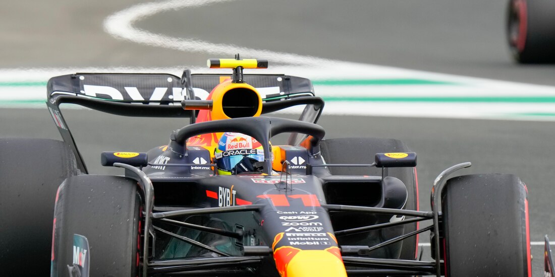 Checo Pérez en su monoplaza durante la tercera práctica libre del Gran Premio de Arabia Saudita