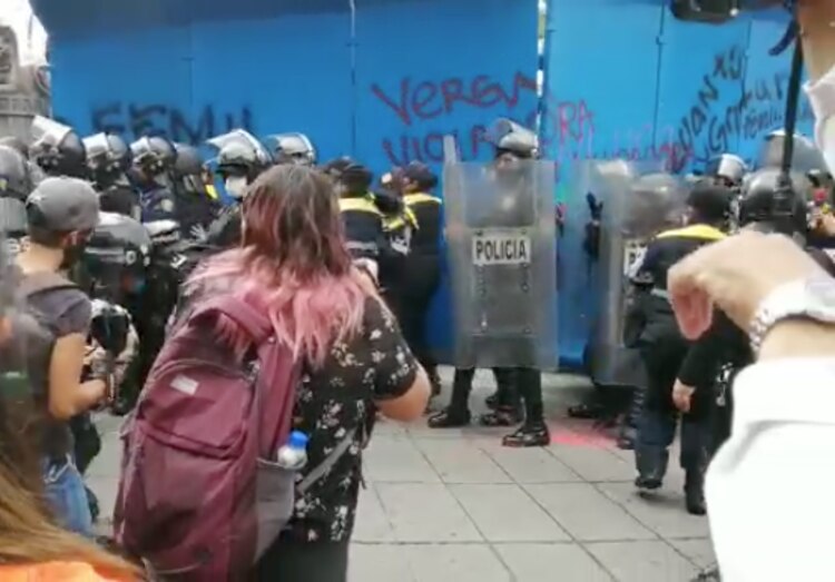 Manifestantes vandalizan monumento de la Glorieta a Cuitláhuac.