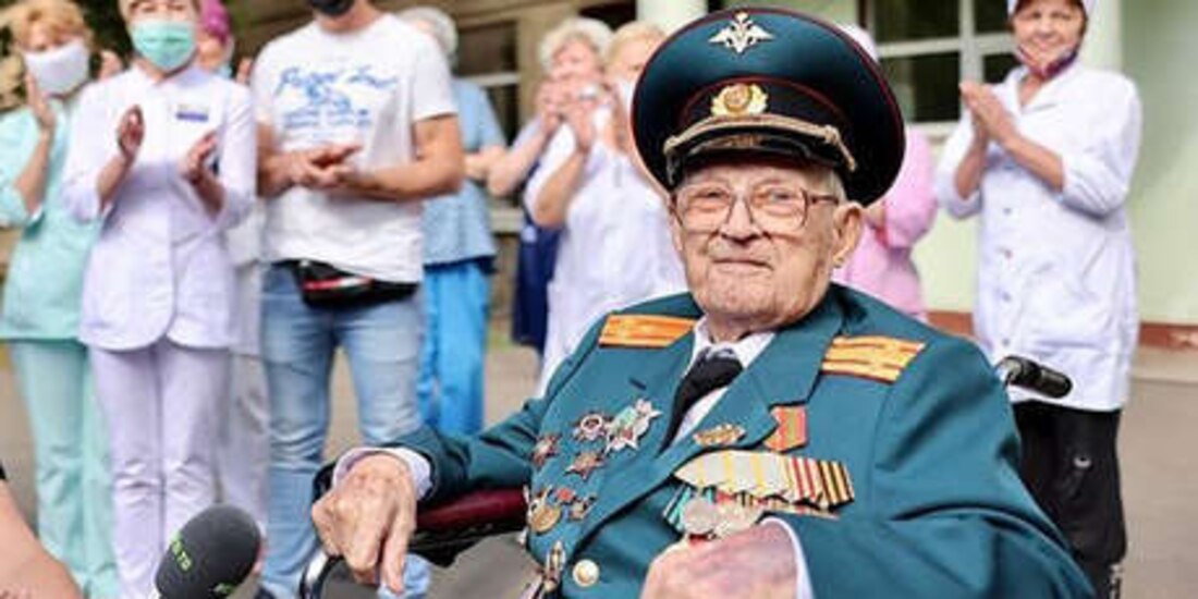 El veterano ruso de 102 años se ha vuelto uno de los pocos pacientes de más de 100 años que han logrado superar al COVID-19