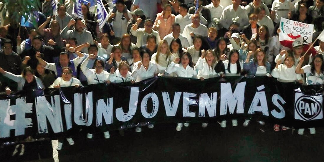 Panistas se manifiestan en la sede de la CNDH el 13 de noviembre.