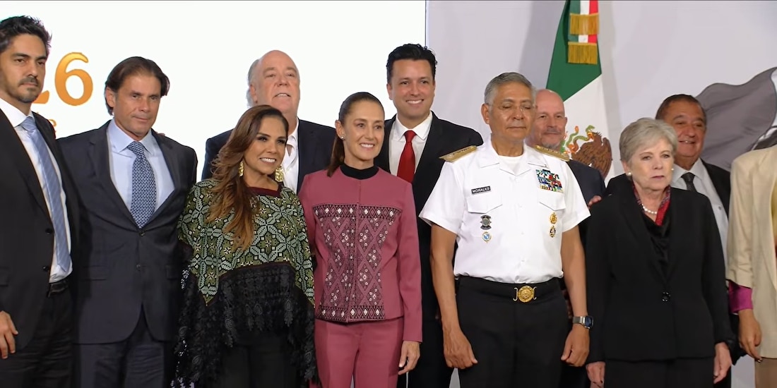 La Presidenta junto a autoridades federales y estatales, y empresarios.