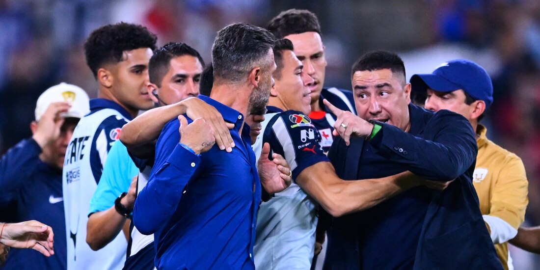 Efraín Juárez y Martín Demichelis se enredan en una pelea, ayer.