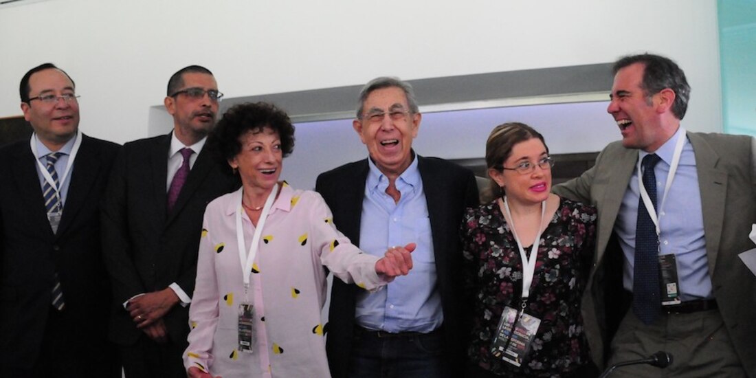 El ingeniero Cárdenas (centro), ayer, con consejeros del INE.