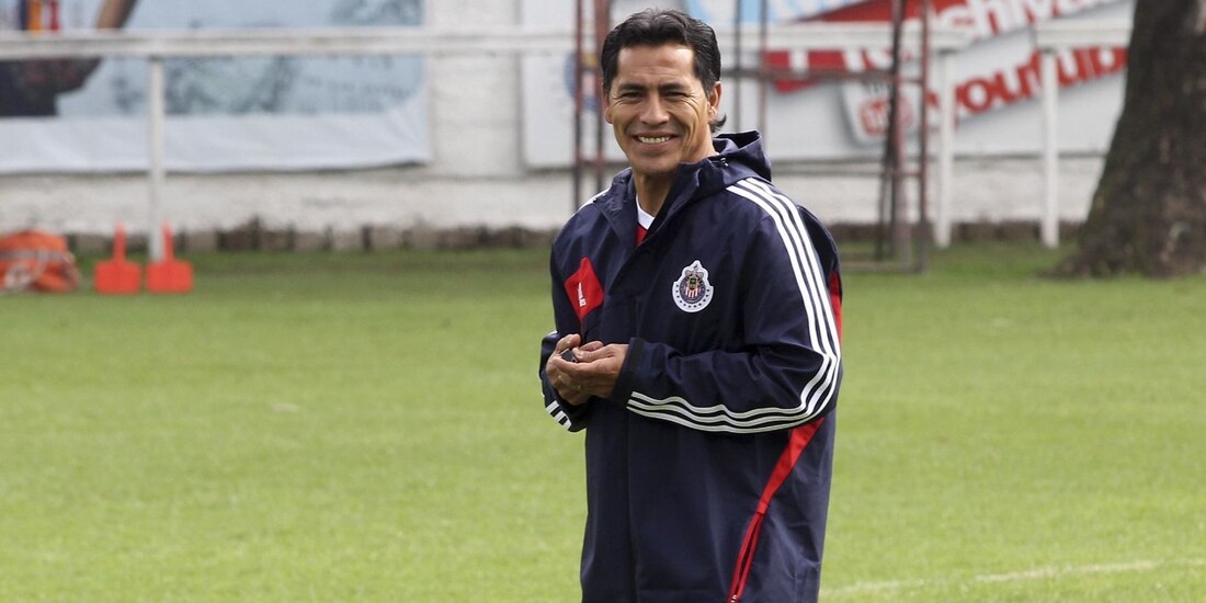 Benjamín Galindo, durante una práctica en su segunda etapa como timonel del Guadalajara, en 2013.