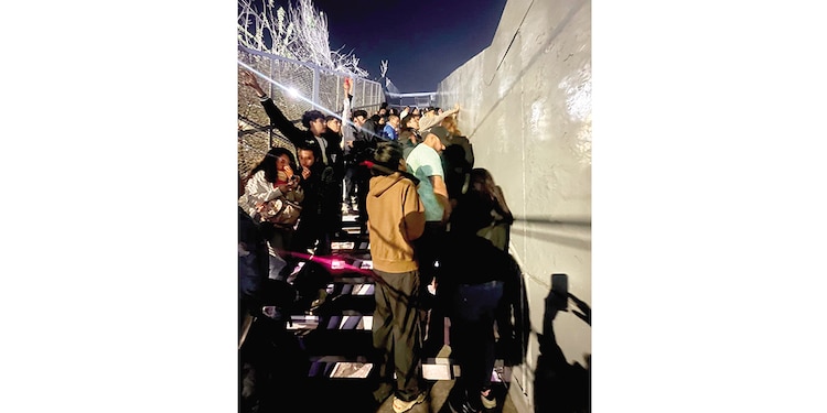 Fanáticos del intérprete,
durante uno de sus conciertos disfrutando del show desde el puente.