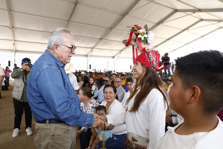 Rubén Rocha Moya convive con habitantes de Choix.