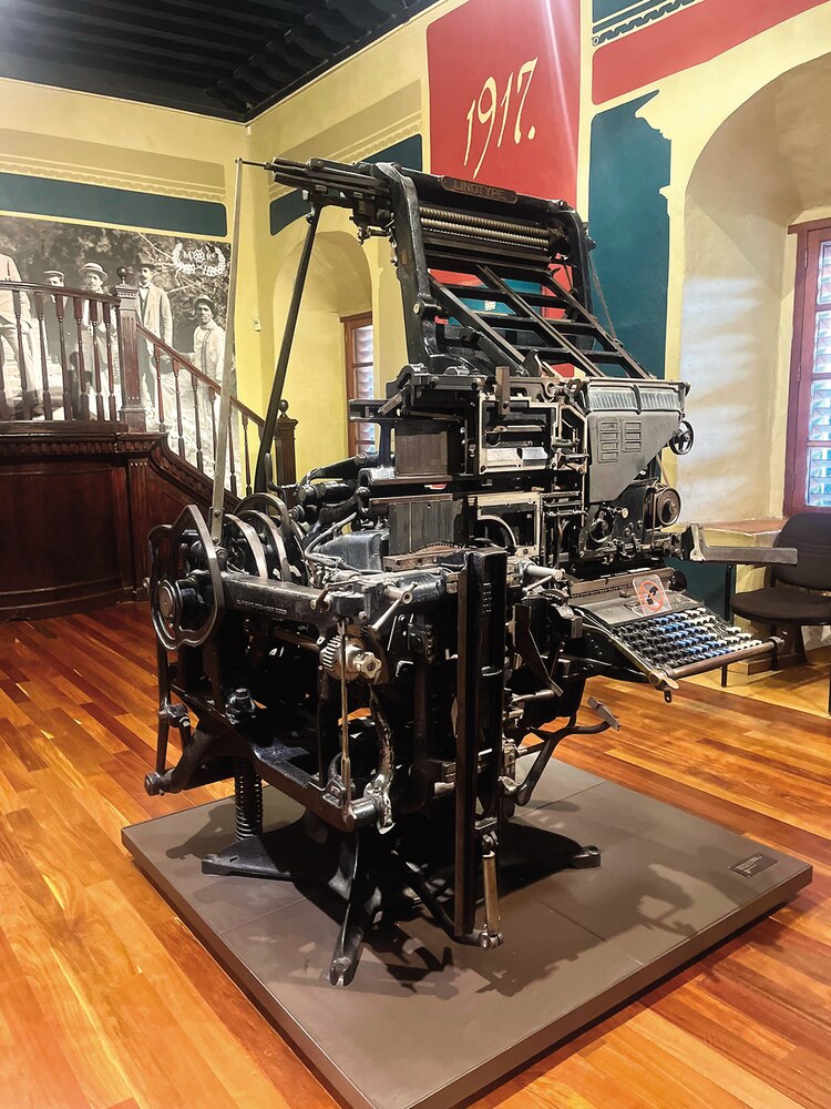 Cerca de la mesa de operaciones hay dos goteras.