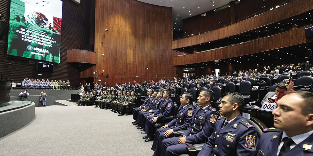Elementos del Ejército y la Fuerza Aérea Mexicana, ayer, en la Cámara de Diputados.